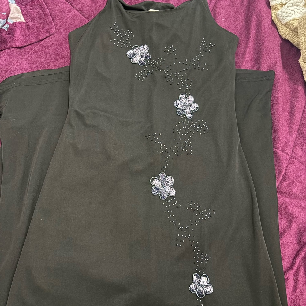 Elegant Black Dress with Floral Embellishments - Picture 4 of 4